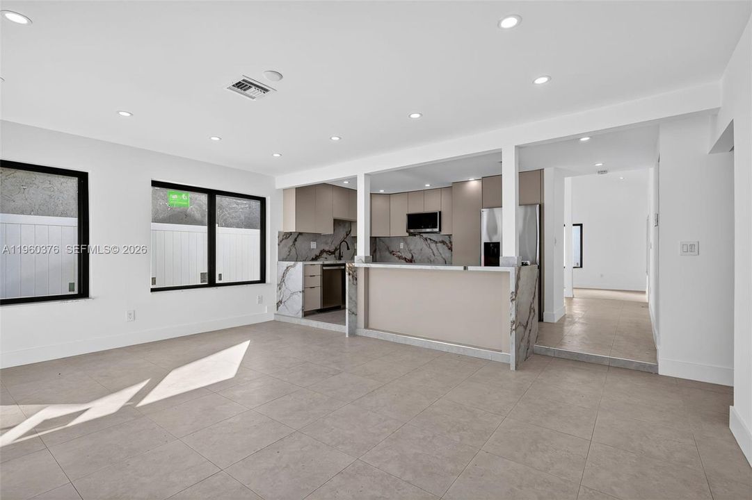 Recently Rented: $5,500 (5 beds, 3 baths, 1999 Square Feet)