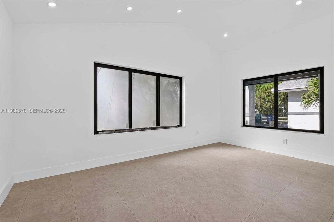 Recently Rented: $5,500 (5 beds, 3 baths, 1999 Square Feet)