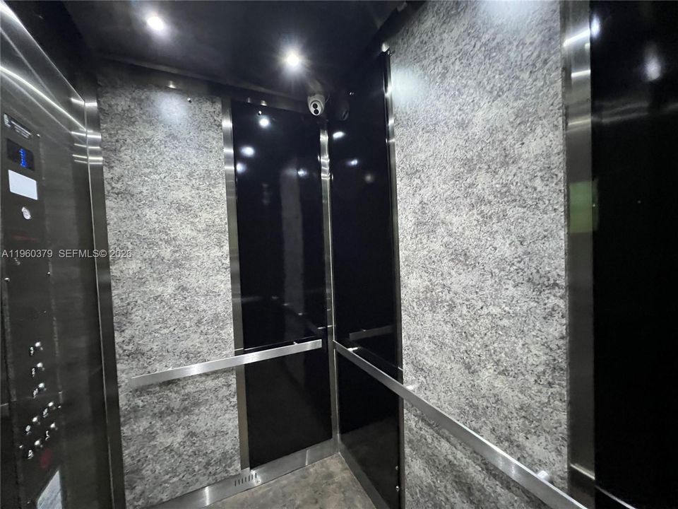 Active With Contract: $178,000 (2 beds, 2 baths, 944 Square Feet)