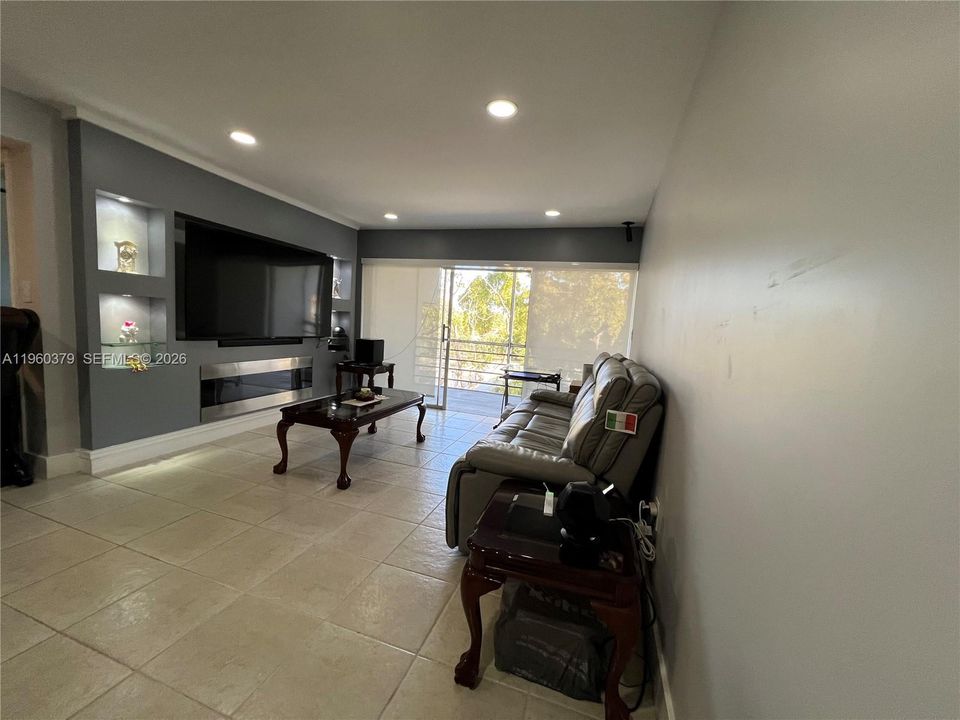 Active With Contract: $178,000 (2 beds, 2 baths, 944 Square Feet)