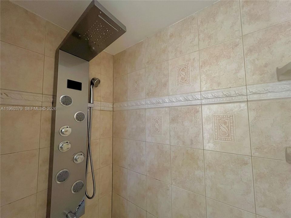 Active With Contract: $178,000 (2 beds, 2 baths, 944 Square Feet)