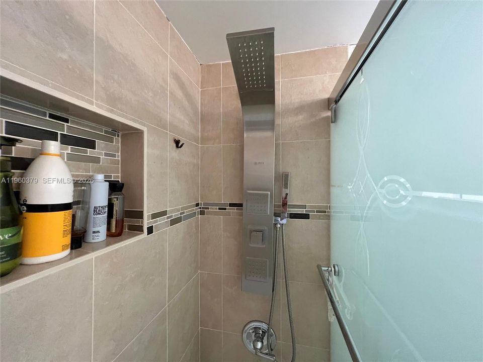 Active With Contract: $178,000 (2 beds, 2 baths, 944 Square Feet)