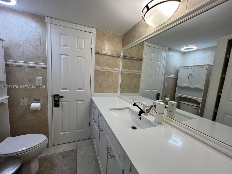 Active With Contract: $178,000 (2 beds, 2 baths, 944 Square Feet)