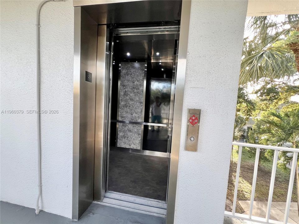 Active With Contract: $178,000 (2 beds, 2 baths, 944 Square Feet)