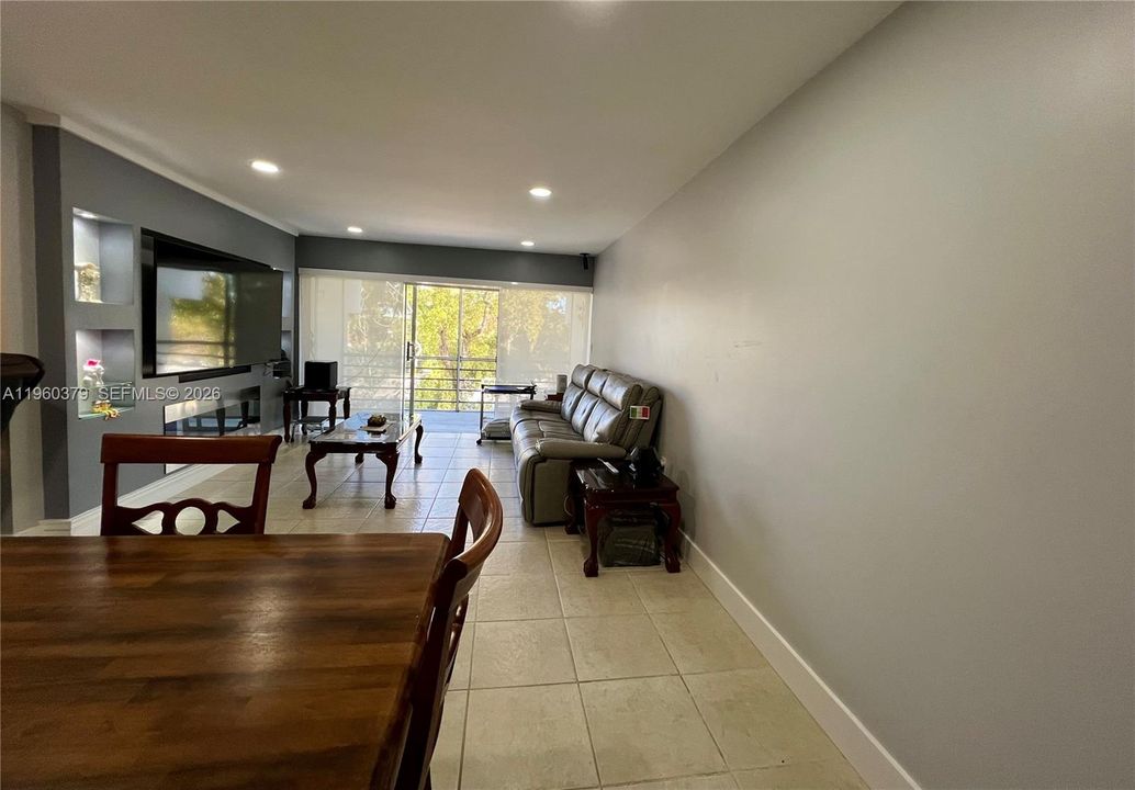 Active With Contract: $178,000 (2 beds, 2 baths, 944 Square Feet)