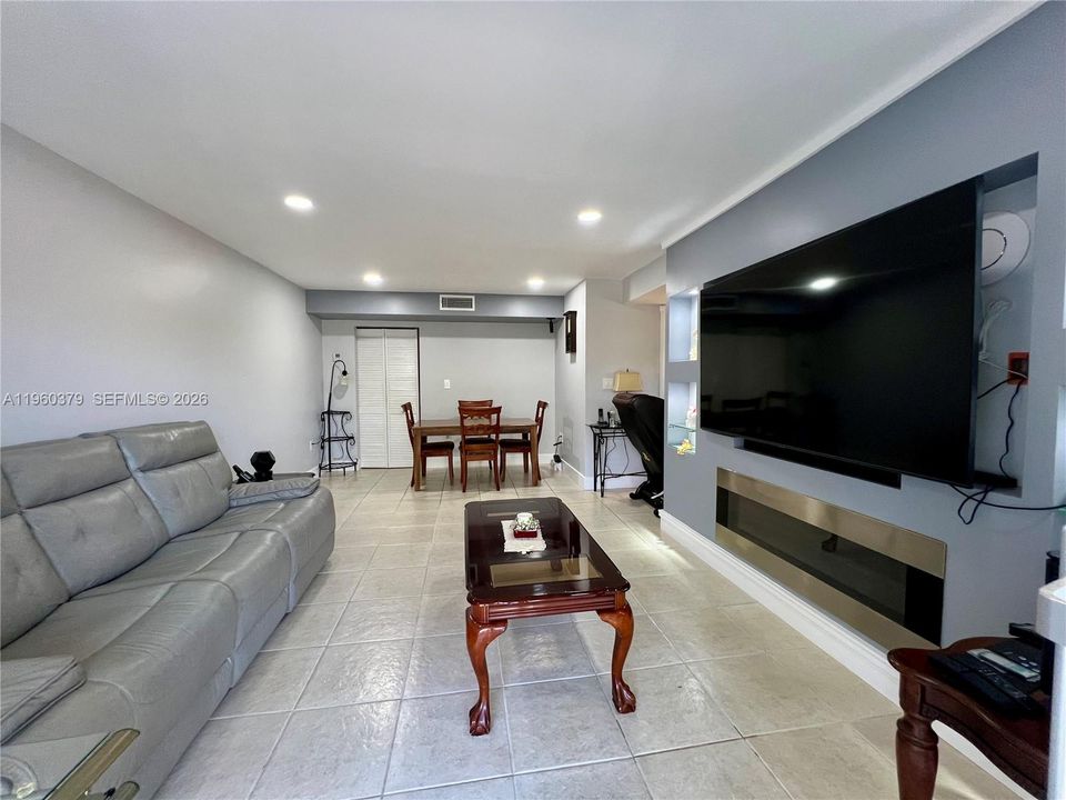 Active With Contract: $178,000 (2 beds, 2 baths, 944 Square Feet)