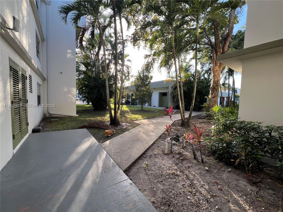 Active With Contract: $178,000 (2 beds, 2 baths, 944 Square Feet)