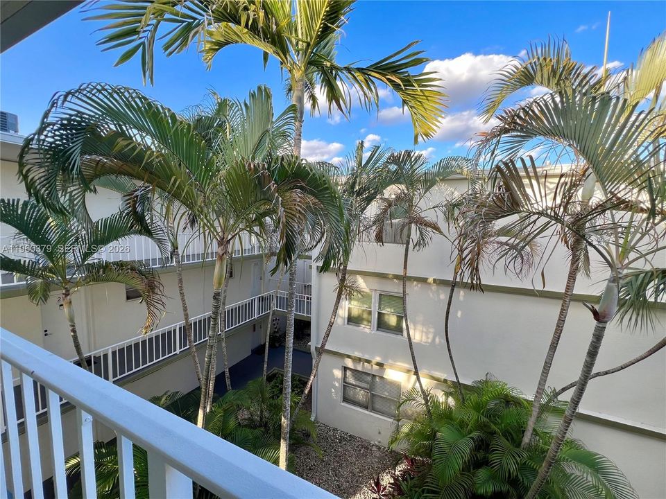 Active With Contract: $178,000 (2 beds, 2 baths, 944 Square Feet)
