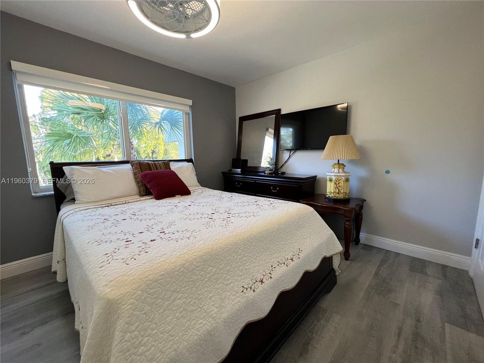 Active With Contract: $178,000 (2 beds, 2 baths, 944 Square Feet)