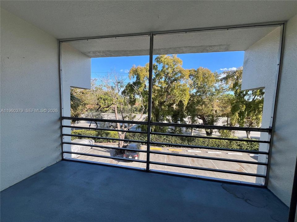 Active With Contract: $178,000 (2 beds, 2 baths, 944 Square Feet)