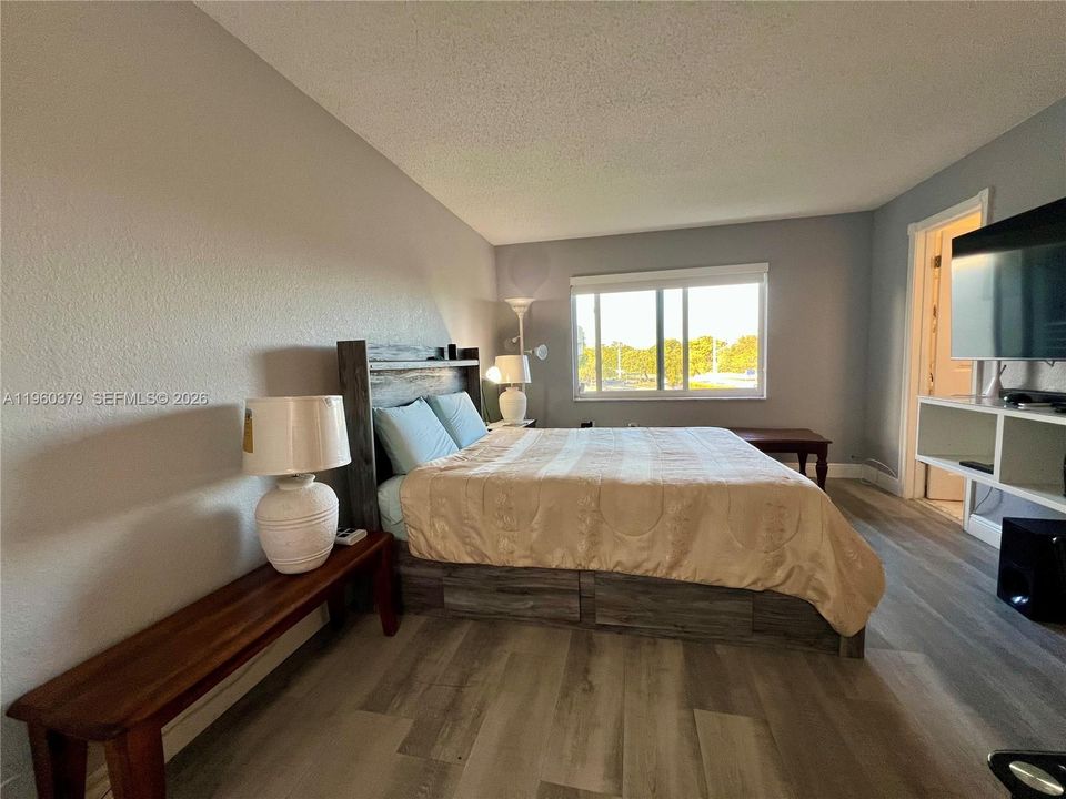 Active With Contract: $178,000 (2 beds, 2 baths, 944 Square Feet)