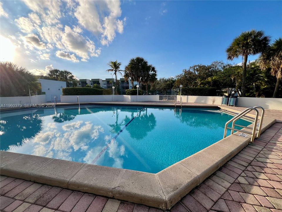 Active With Contract: $178,000 (2 beds, 2 baths, 944 Square Feet)