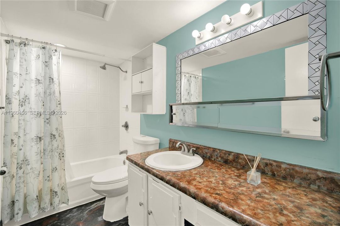 На продажу: $239,900 (2 спален, 2 ванн, 903 Квадратных фут)