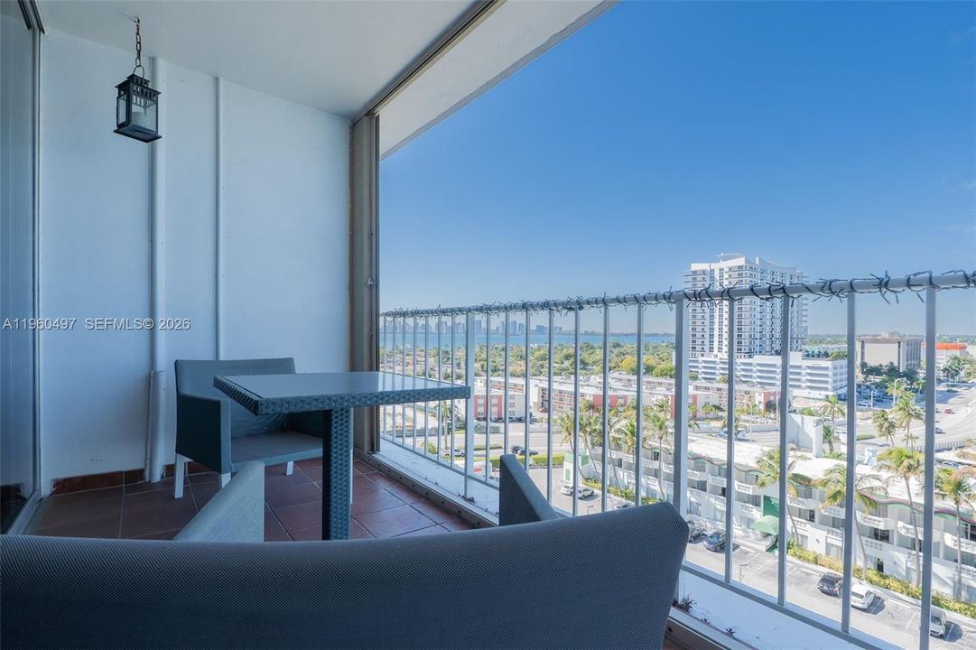 For Sale: $251,900 (1 beds, 1 baths, 940 Square Feet)