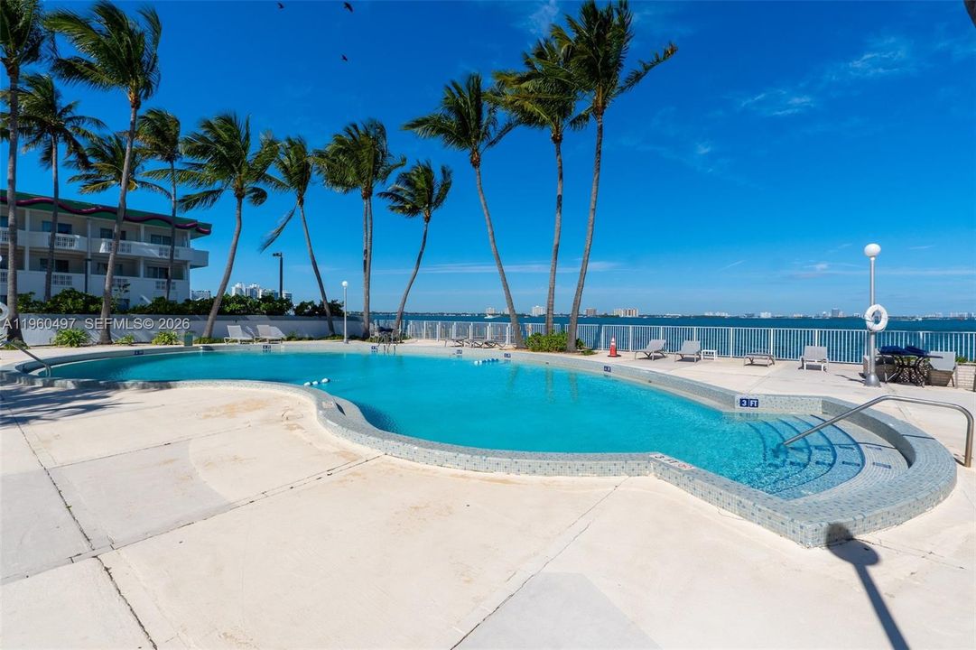 For Sale: $251,900 (1 beds, 1 baths, 940 Square Feet)