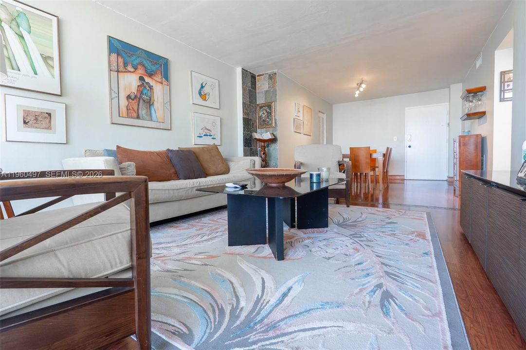 For Sale: $251,900 (1 beds, 1 baths, 940 Square Feet)