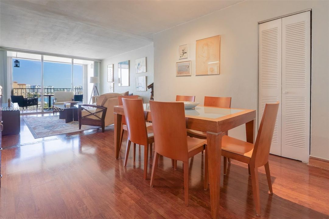 For Sale: $251,900 (1 beds, 1 baths, 940 Square Feet)