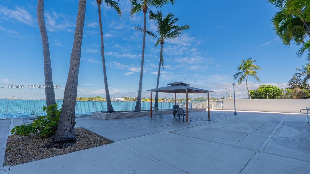 For Sale: $251,900 (1 beds, 1 baths, 940 Square Feet)