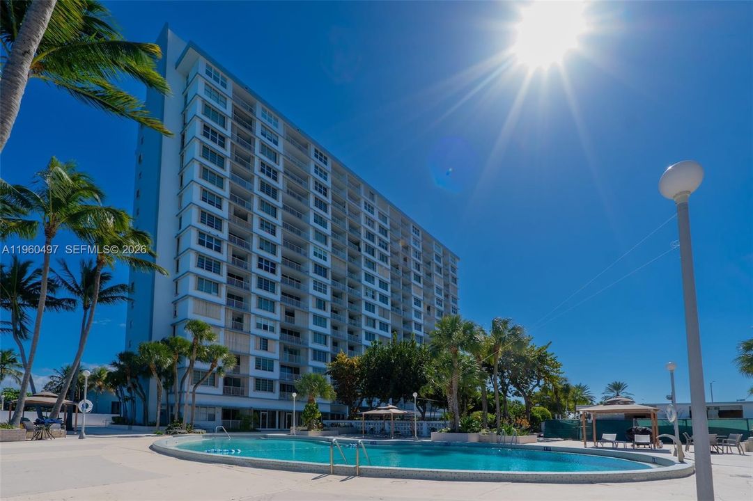 For Sale: $251,900 (1 beds, 1 baths, 940 Square Feet)