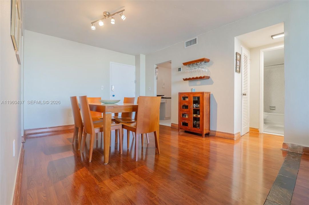 For Sale: $251,900 (1 beds, 1 baths, 940 Square Feet)
