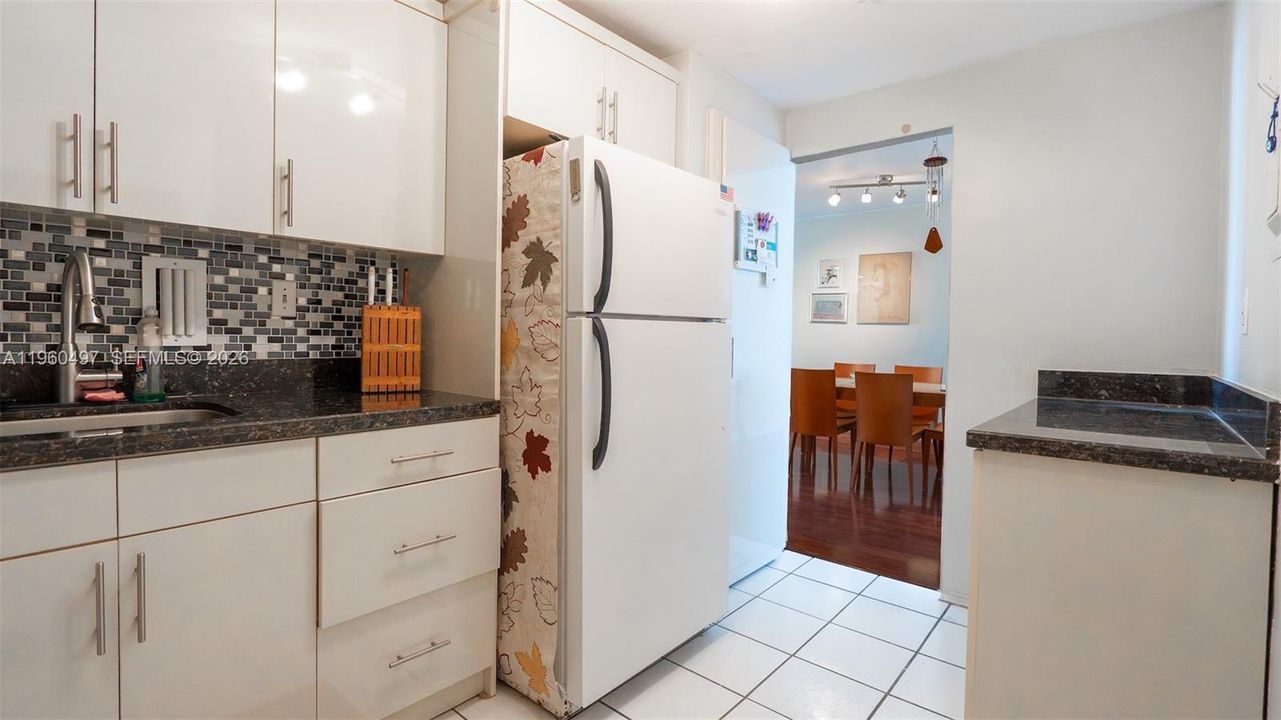 For Sale: $251,900 (1 beds, 1 baths, 940 Square Feet)
