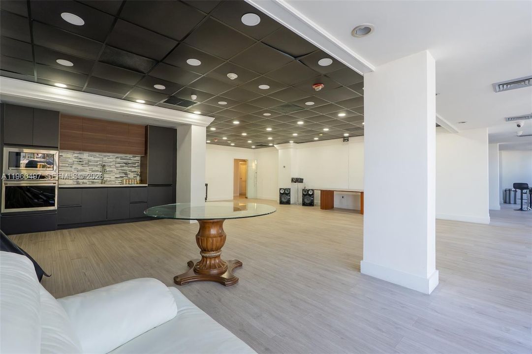 For Sale: $251,900 (1 beds, 1 baths, 940 Square Feet)