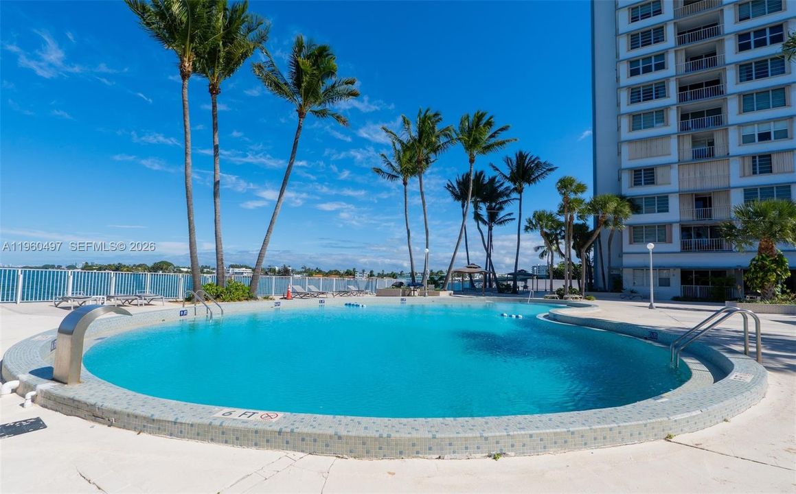 For Sale: $251,900 (1 beds, 1 baths, 940 Square Feet)