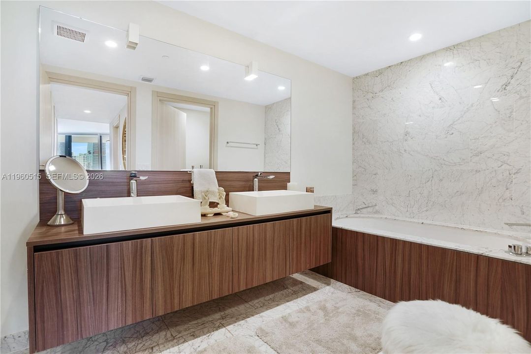 En Venta: $1,999,000 (3 camas, 3 baños, 1909 Pies cuadrados)
