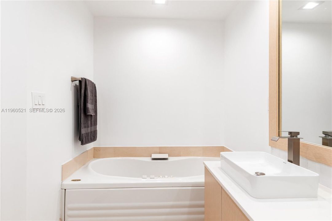 For Sale: $1,350,000 (1 beds, 1 baths, 1160 Square Feet)