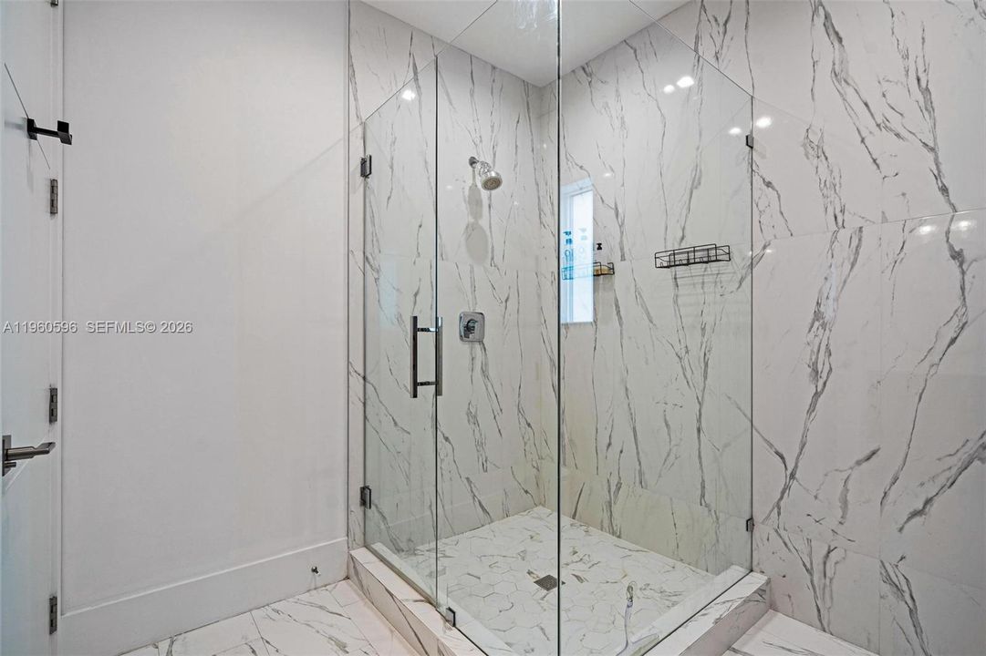 Activo con contrato: $3,800,000 (4 camas, 4 baños, 2944 Pies cuadrados)