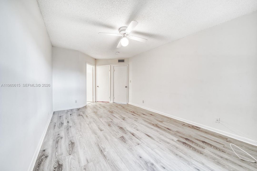 待售: $295,000 (2 贝兹, 2 浴室, 1036 平方英尺)