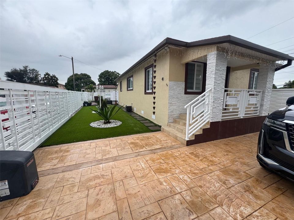 Recently Rented: $4,000 (3 beds, 2 baths, 1000 Square Feet)