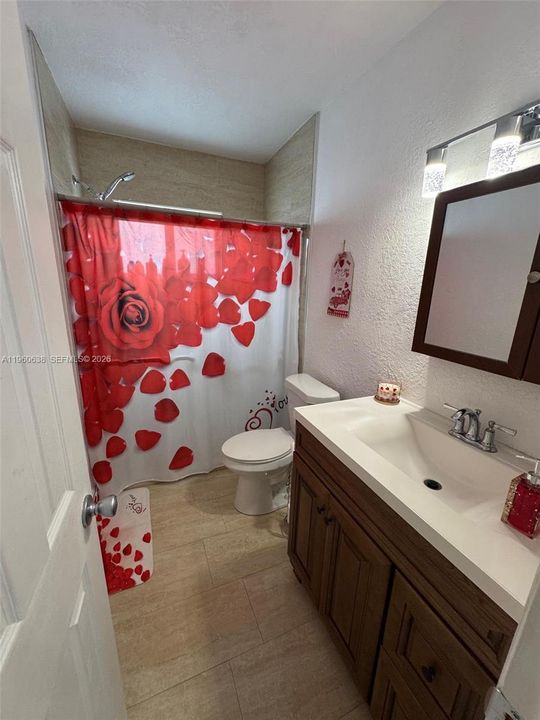 Recently Rented: $4,000 (3 beds, 2 baths, 1000 Square Feet)