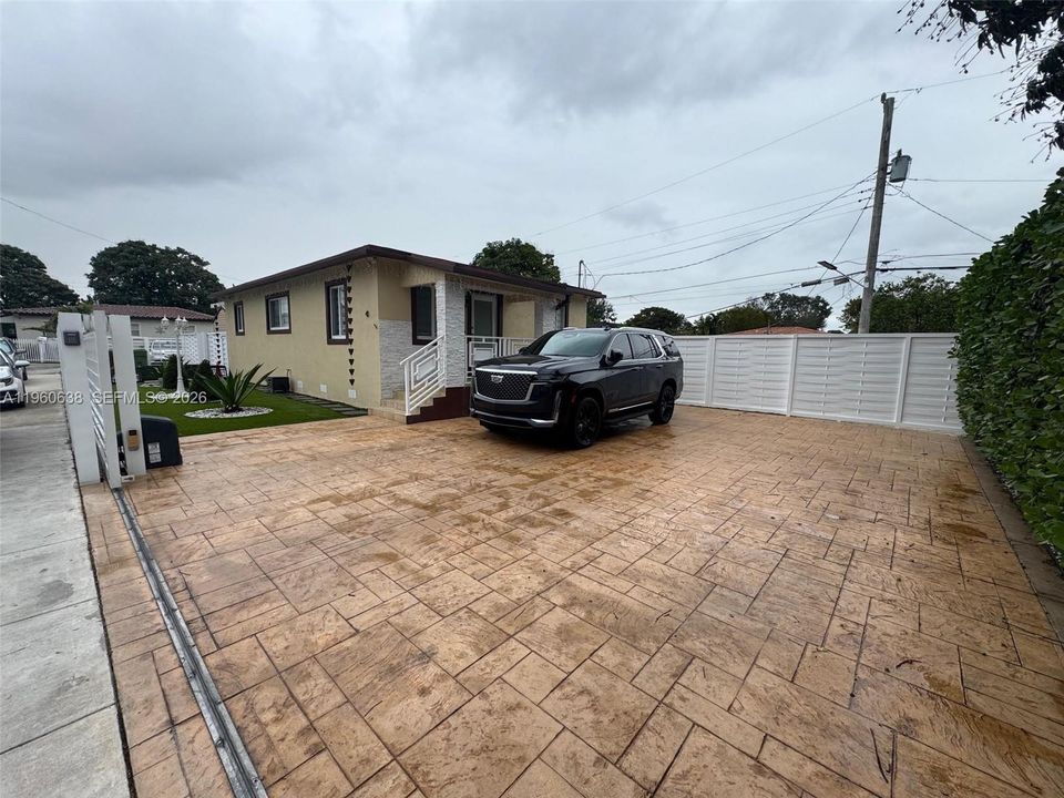 Recently Rented: $4,000 (3 beds, 2 baths, 1000 Square Feet)