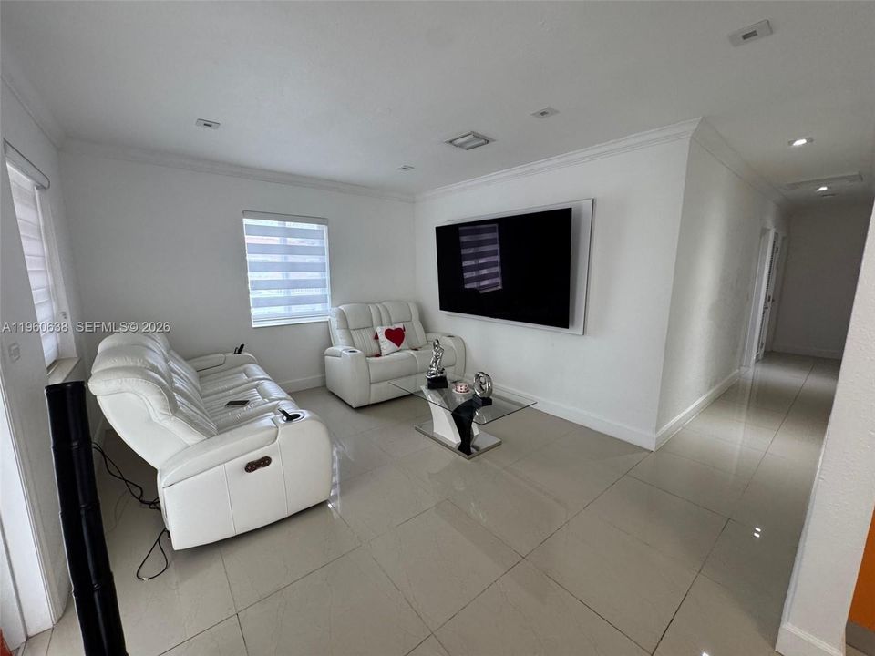 Recently Rented: $4,000 (3 beds, 2 baths, 1000 Square Feet)