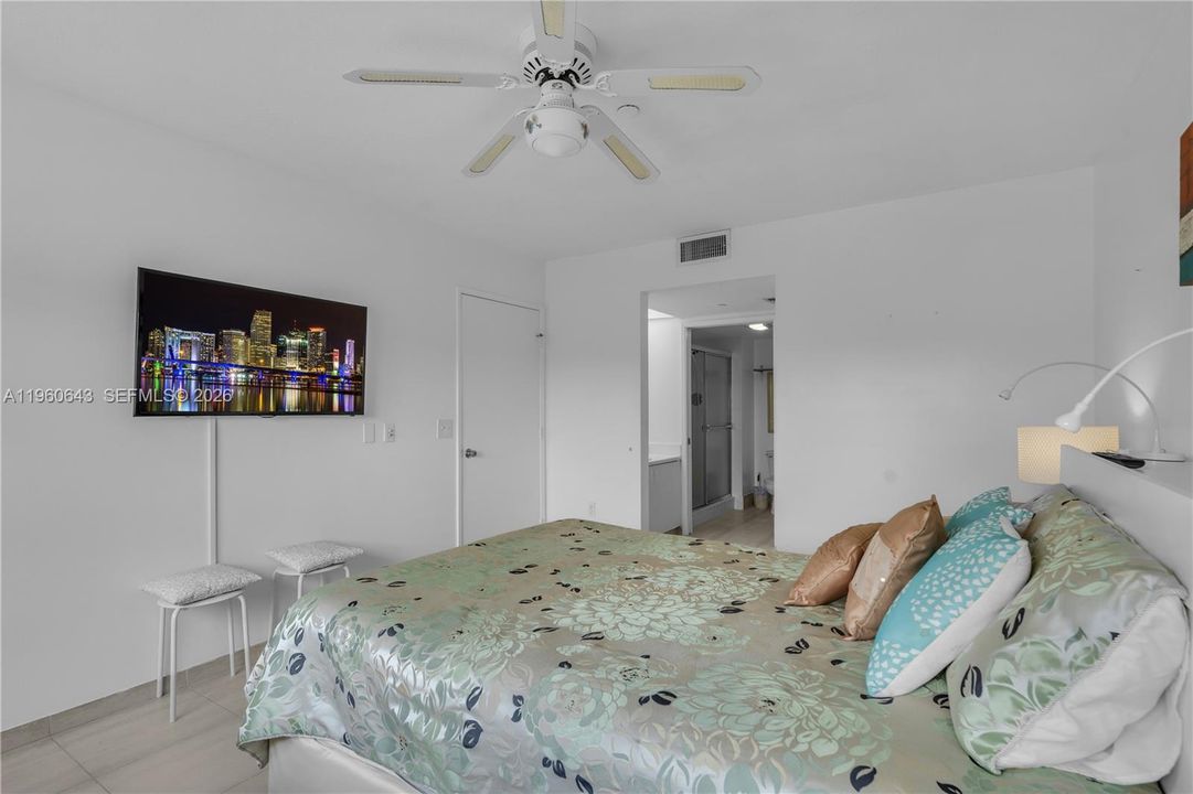 Activo con contrato: $208,000 (2 camas, 2 baños, 1207 Pies cuadrados)