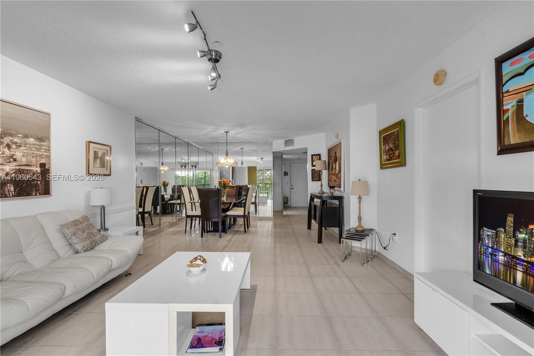 Activo con contrato: $208,000 (2 camas, 2 baños, 1207 Pies cuadrados)