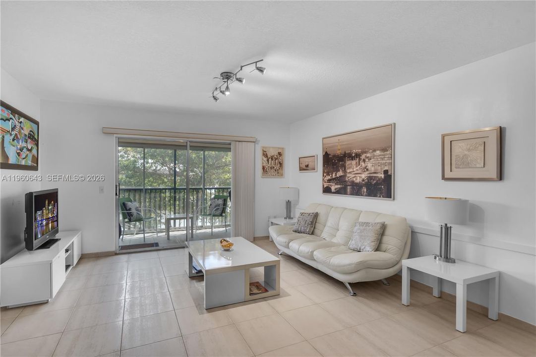 Activo con contrato: $208,000 (2 camas, 2 baños, 1207 Pies cuadrados)
