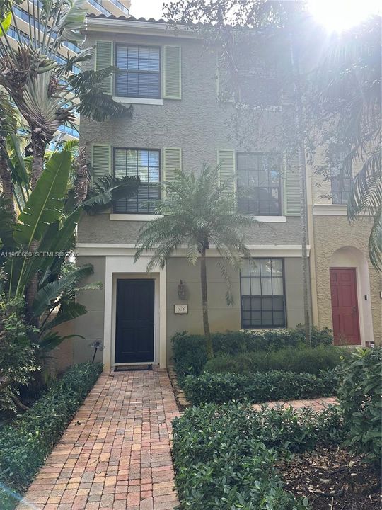 Recently Sold: $1,050,000 (3 beds, 3 baths, 1890 Square Feet)