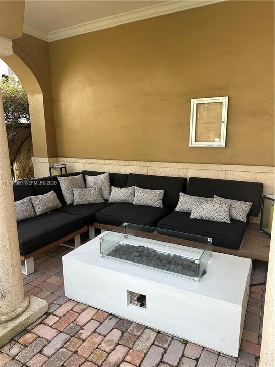 Recently Sold: $1,050,000 (3 beds, 3 baths, 1890 Square Feet)