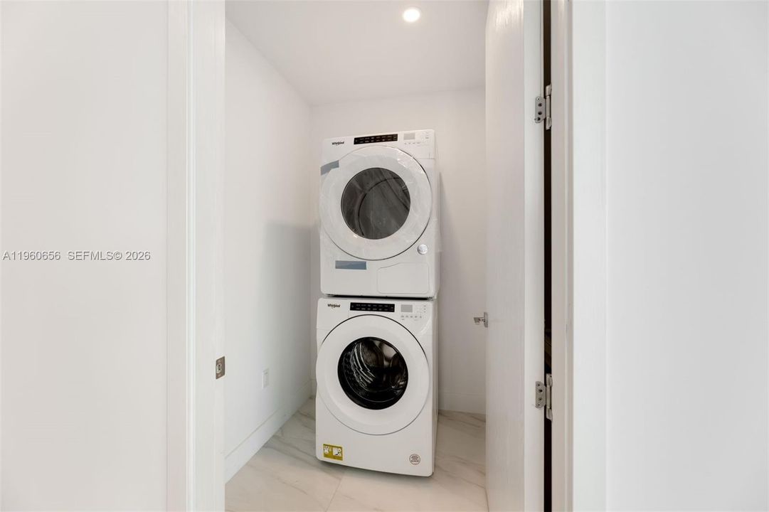 На продажу: $1,585,000 (2 спален, 2 ванн, 1675 Квадратных фут)