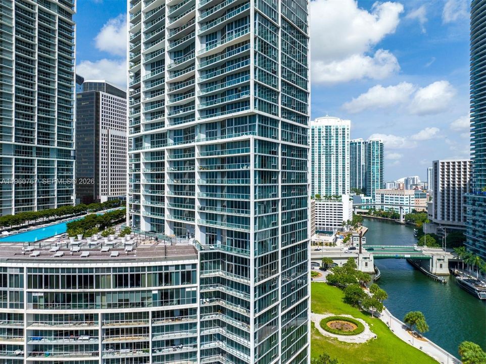 For Sale: $775,000 (2 beds, 2 baths, 1012 Square Feet)