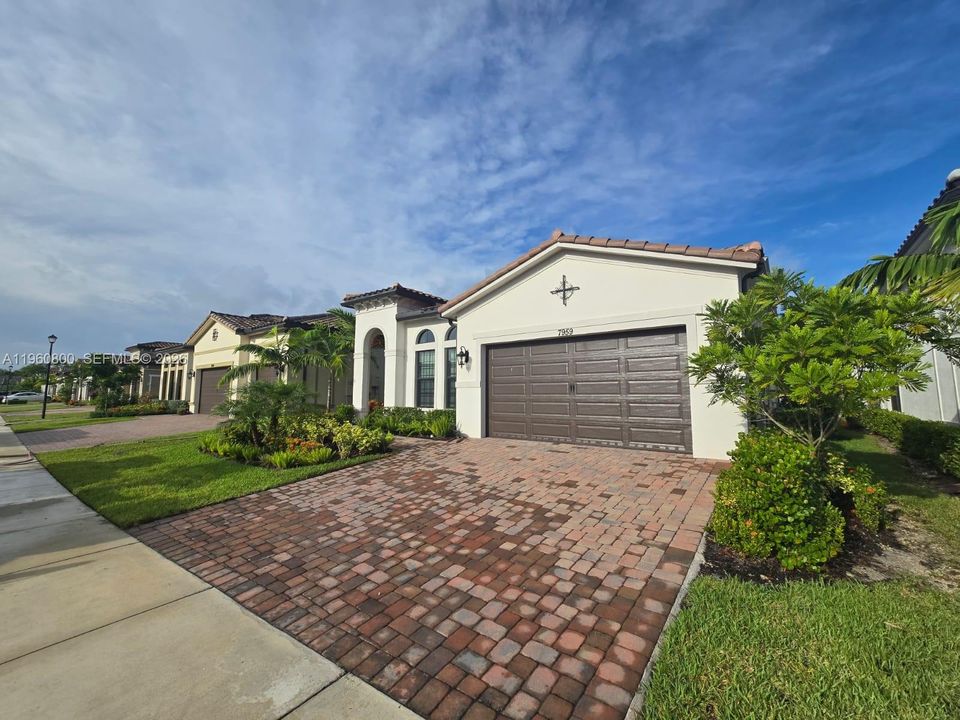 For Sale: $890,000 (3 beds, 2 baths, 2174 Square Feet)