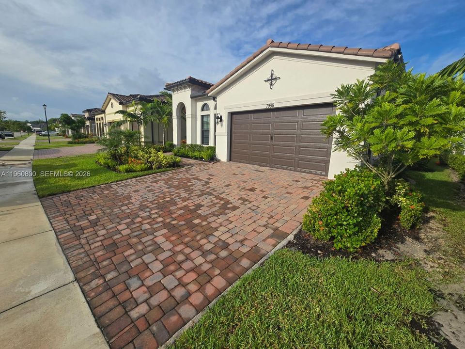 For Sale: $890,000 (3 beds, 2 baths, 2174 Square Feet)