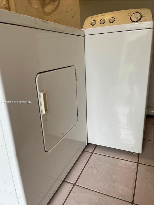 Activo con contrato: $4,000 (5 camas, 2 baños, 2500 Pies cuadrados)