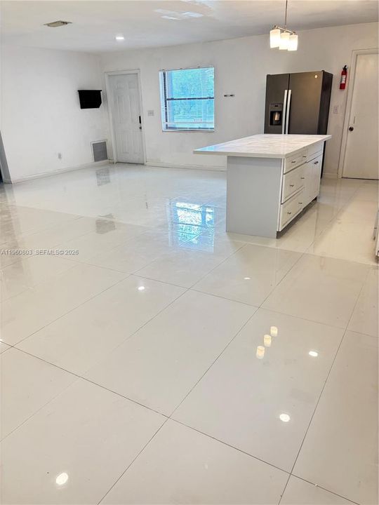 Activo con contrato: $4,000 (5 camas, 2 baños, 2500 Pies cuadrados)