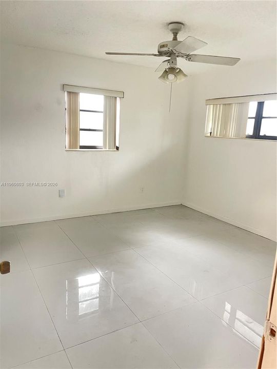 Activo con contrato: $4,000 (5 camas, 2 baños, 2500 Pies cuadrados)