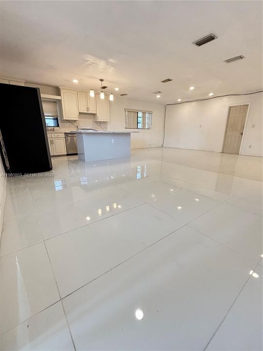 Activo con contrato: $4,000 (5 camas, 2 baños, 2500 Pies cuadrados)