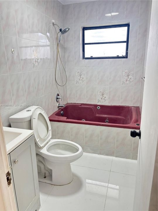Activo con contrato: $4,000 (5 camas, 2 baños, 2500 Pies cuadrados)