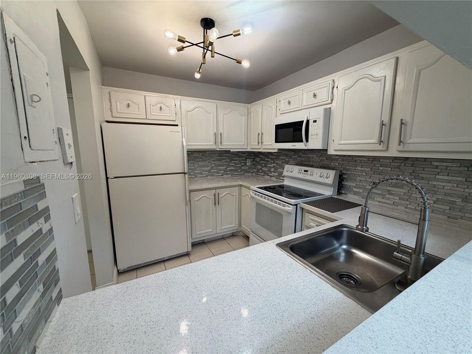 На продажу: $199,950 (2 спален, 1 ванн, 886 Квадратных фут)